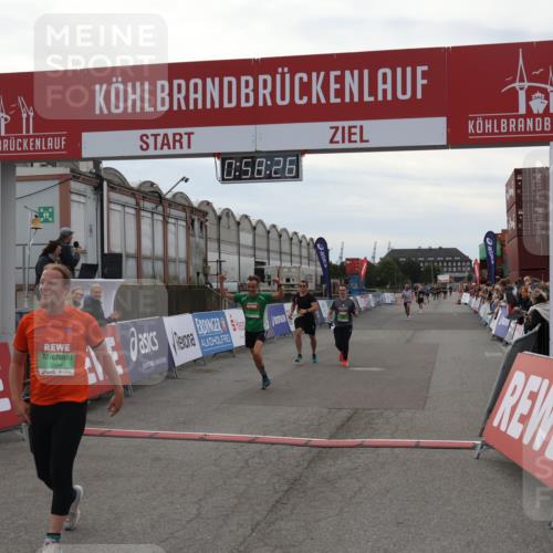 03.10.2025 - Köhlbrandbrückenlauf Julia Fischer http://msf.ph/oto/9025314 03.10.2025 15:58:26 Ziel 7095, 7096, 7104, 9340, 9659 meine-sportfotos.de