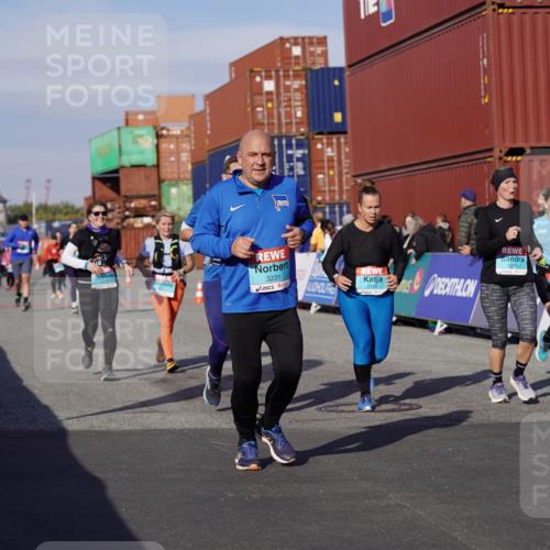 03.10.2025 - Köhlbrandbrückenlauf Michael Burmester http://msf.ph/oto/9025335 03.10.2025 10:28:16 Ziel 1579, 1872, 1910, 2094, 2366, 2409, 2869, 2870, 3161, 3231, 3360, 3398, 3432, 3476, 3611 meine-sportfotos.de