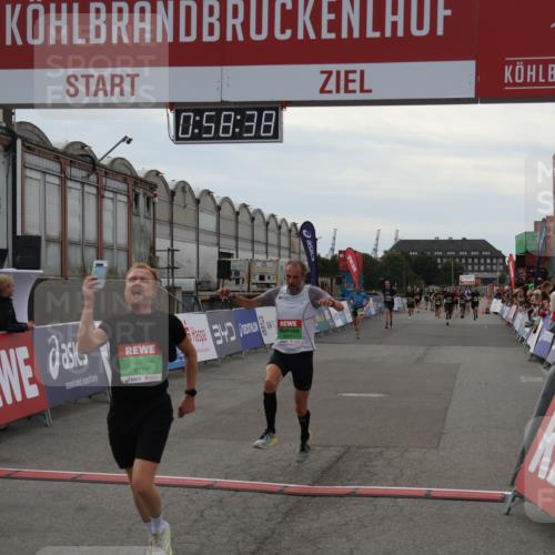 03.10.2025 - Köhlbrandbrückenlauf Julia Fischer http://msf.ph/oto/9025387 03.10.2025 15:58:38 Ziel 7121, 9057, 9715 meine-sportfotos.de