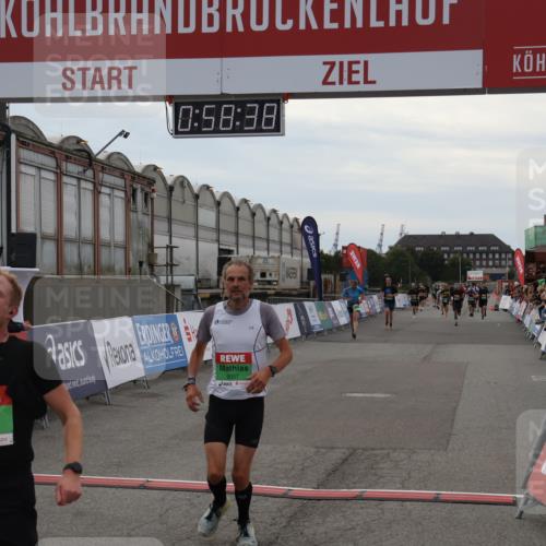 03.10.2025 - Köhlbrandbrückenlauf Julia Fischer http://msf.ph/oto/9025393 03.10.2025 15:58:39 Ziel 7121, 9057, 9715 meine-sportfotos.de