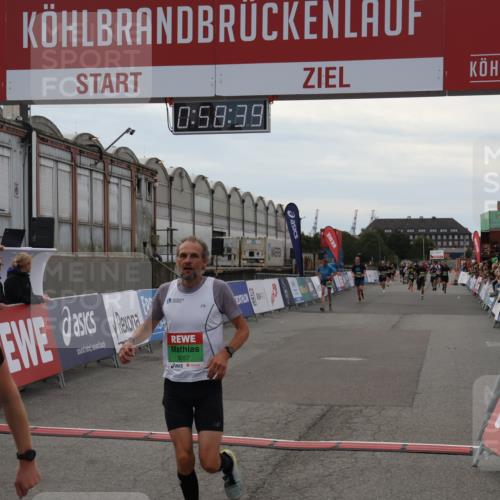 03.10.2025 - Köhlbrandbrückenlauf Julia Fischer http://msf.ph/oto/9025398 03.10.2025 15:58:39 Ziel 7121, 9057, 9715 meine-sportfotos.de