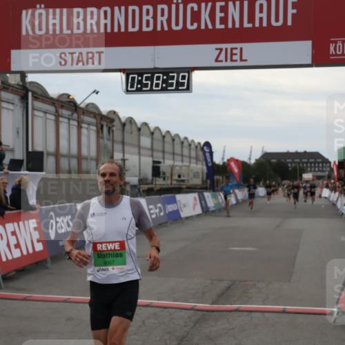 03.10.2025 - Köhlbrandbrückenlauf Julia Fischer http://msf.ph/oto/9025402 03.10.2025 15:58:39 Ziel 7121, 9057, 9715 meine-sportfotos.de