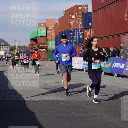 03.10.2025 - Köhlbrandbrückenlauf Michael Burmester http://msf.ph/oto/9025418 03.10.2025 10:28:23 Ziel 1713, 1910, 2409, 3013, 3054, 3611 meine-sportfotos.de