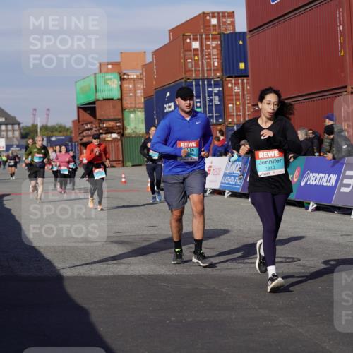 03.10.2025 - Köhlbrandbrückenlauf Michael Burmester http://msf.ph/oto/9025429 03.10.2025 10:28:23 Ziel 1713, 1910, 2409, 3013, 3054, 3611 meine-sportfotos.de