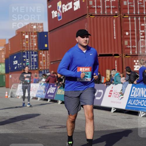 03.10.2025 - Köhlbrandbrückenlauf Michael Burmester http://msf.ph/oto/9025448 03.10.2025 10:28:24 Ziel 1713, 1765, 1910, 2216, 2409, 3013, 3054 meine-sportfotos.de