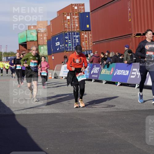 03.10.2025 - Köhlbrandbrückenlauf Michael Burmester http://msf.ph/oto/9025453 03.10.2025 10:28:27 Ziel 1713, 1765, 1896, 1897, 1910, 2216, 2409, 3013, 3054, 3483 meine-sportfotos.de