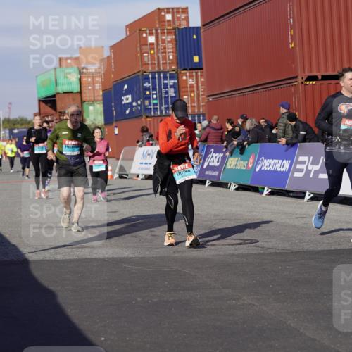 03.10.2025 - Köhlbrandbrückenlauf Michael Burmester http://msf.ph/oto/9025462 03.10.2025 10:28:28 Ziel 1713, 1765, 1896, 1897, 2216, 2409, 3013, 3054, 3483 meine-sportfotos.de