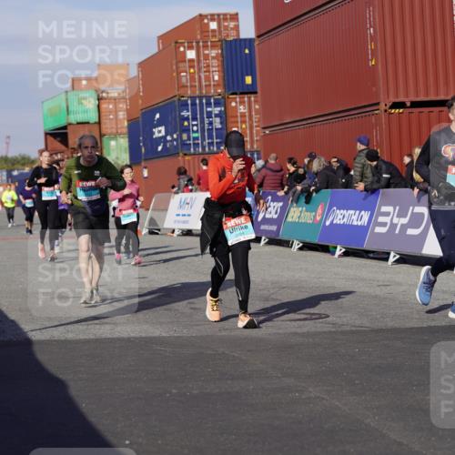 03.10.2025 - Köhlbrandbrückenlauf Michael Burmester http://msf.ph/oto/9025470 03.10.2025 10:28:28 Ziel 1713, 1765, 1896, 1897, 2216, 2409, 3013, 3054, 3483 meine-sportfotos.de