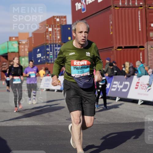 03.10.2025 - Köhlbrandbrückenlauf Michael Burmester http://msf.ph/oto/9025488 03.10.2025 10:28:31 Ziel 1713, 1765, 1896, 1897, 2090, 2216, 2339, 3013, 3054, 3483 meine-sportfotos.de