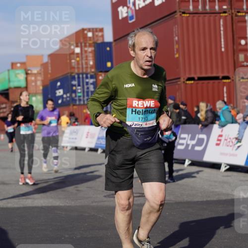 03.10.2025 - Köhlbrandbrückenlauf Michael Burmester http://msf.ph/oto/9025493 03.10.2025 10:28:31 Ziel 1713, 1765, 1896, 1897, 2090, 2216, 2339, 3013, 3054, 3483 meine-sportfotos.de