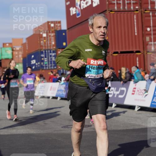 03.10.2025 - Köhlbrandbrückenlauf Michael Burmester http://msf.ph/oto/9025499 03.10.2025 10:28:31 Ziel 1713, 1765, 1896, 1897, 2090, 2216, 2339, 3013, 3054, 3483 meine-sportfotos.de