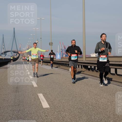 03.10.2025 - Köhlbrandbrückenlauf Fabian Wolf http://msf.ph/oto/9025569 03.10.2025 09:41:50 Position 3 3, 3193, 1184 meine-sportfotos.de