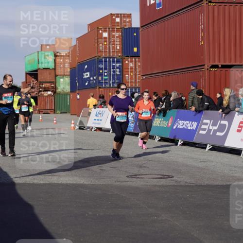 03.10.2025 - Köhlbrandbrückenlauf Michael Burmester http://msf.ph/oto/9025570 03.10.2025 10:28:37 Ziel 1394, 1454, 1577, 1748, 1863, 1896, 1897, 2090, 2339, 2493, 3483, 3612 meine-sportfotos.de