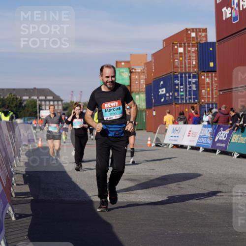 03.10.2025 - Köhlbrandbrückenlauf Michael Burmester http://msf.ph/oto/9025595 03.10.2025 10:28:39 Ziel 1394, 1454, 1577, 1748, 1863, 2090, 2339, 2493, 3612 meine-sportfotos.de