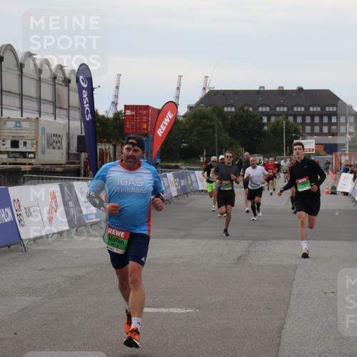 03.10.2025 - Köhlbrandbrückenlauf Julia Fischer http://msf.ph/oto/9025607 03.10.2025 15:59:14 Ziel 7496, 9118, 9370, 9521 meine-sportfotos.de