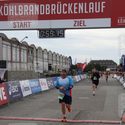 03.10.2025 - Köhlbrandbrückenlauf Julia Fischer http://msf.ph/oto/9025613 03.10.2025 15:59:15 Ziel 7496, 9118, 9521 meine-sportfotos.de