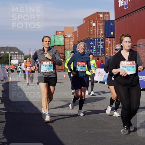 03.10.2025 - Köhlbrandbrückenlauf Michael Burmester http://msf.ph/oto/9025626 03.10.2025 10:28:44 Ziel 1348, 1394, 1454, 1577, 1748, 1863, 2493, 3292, 3293, 3612 meine-sportfotos.de
