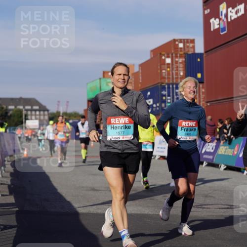 03.10.2025 - Köhlbrandbrückenlauf Michael Burmester http://msf.ph/oto/9025636 03.10.2025 10:28:44 Ziel 1348, 1394, 1454, 1577, 1748, 1863, 2493, 3292, 3293, 3612 meine-sportfotos.de