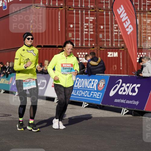 03.10.2025 - Köhlbrandbrückenlauf Michael Burmester http://msf.ph/oto/9025671 03.10.2025 10:28:48 Ziel 1348, 1454, 2263, 2264, 2492, 3292, 3293, 3612 meine-sportfotos.de