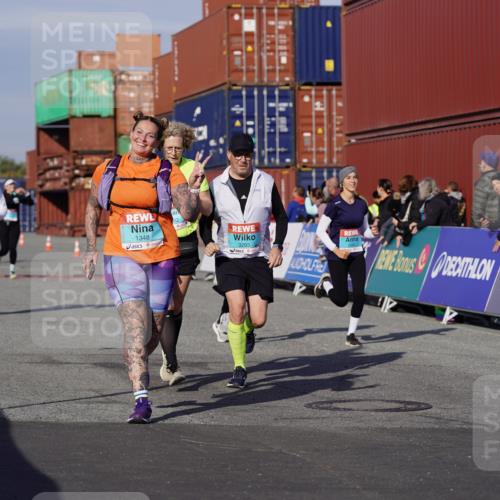 03.10.2025 - Köhlbrandbrückenlauf Michael Burmester http://msf.ph/oto/9025688 03.10.2025 10:28:50 Ziel 1348, 2263, 2264, 2492, 3292, 3293 meine-sportfotos.de