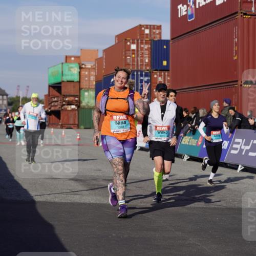 03.10.2025 - Köhlbrandbrückenlauf Michael Burmester http://msf.ph/oto/9025700 03.10.2025 10:28:50 Ziel 1348, 2263, 2264, 2492, 3292, 3293 meine-sportfotos.de