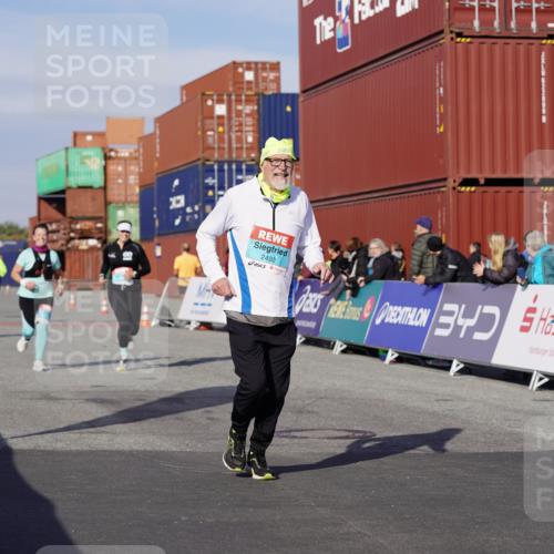 03.10.2025 - Köhlbrandbrückenlauf Michael Burmester http://msf.ph/oto/9025739 03.10.2025 10:28:54 Ziel 2177, 2263, 2264, 2375, 2492, 2922, 3292, 3293 meine-sportfotos.de