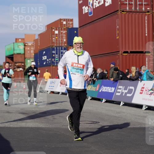 03.10.2025 - Köhlbrandbrückenlauf Michael Burmester http://msf.ph/oto/9025750 03.10.2025 10:28:55 Ziel 2177, 2263, 2264, 2375, 2492, 2922, 3292, 3293 meine-sportfotos.de