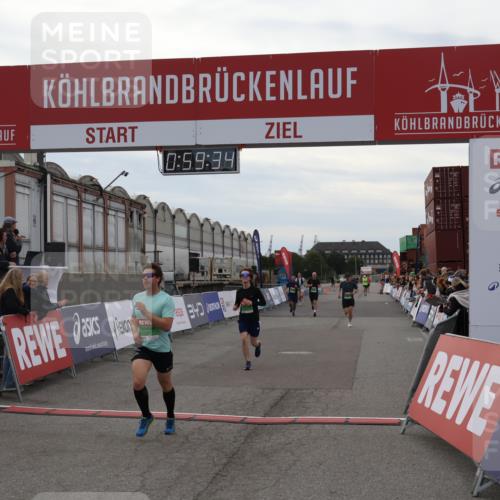 03.10.2025 - Köhlbrandbrückenlauf Julia Fischer http://msf.ph/oto/9025753 03.10.2025 15:59:34 Ziel 7025, 7048, 7059, 7083, 7089, 7187, 9238, 9577 meine-sportfotos.de