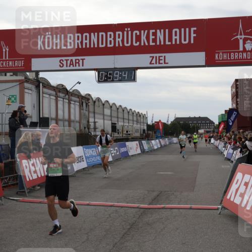 03.10.2025 - Köhlbrandbrückenlauf Julia Fischer http://msf.ph/oto/9025833 03.10.2025 15:59:42 Ziel 7025, 7048, 7059, 7083, 7187, 7193, 7225, 9113 meine-sportfotos.de