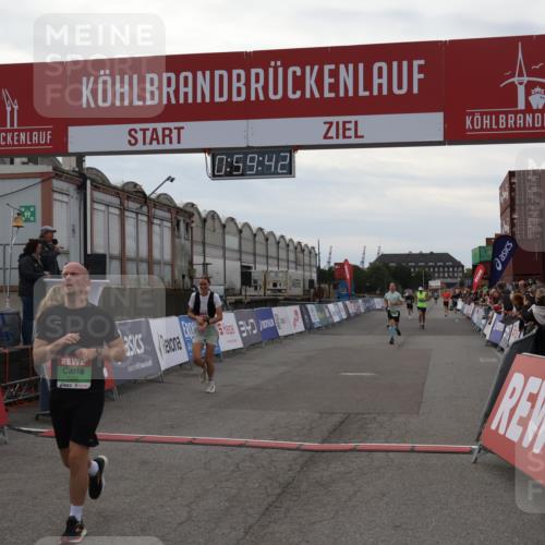 03.10.2025 - Köhlbrandbrückenlauf Julia Fischer http://msf.ph/oto/9025836 03.10.2025 15:59:42 Ziel 7025, 7048, 7059, 7083, 7187, 7193, 7225, 9113 meine-sportfotos.de