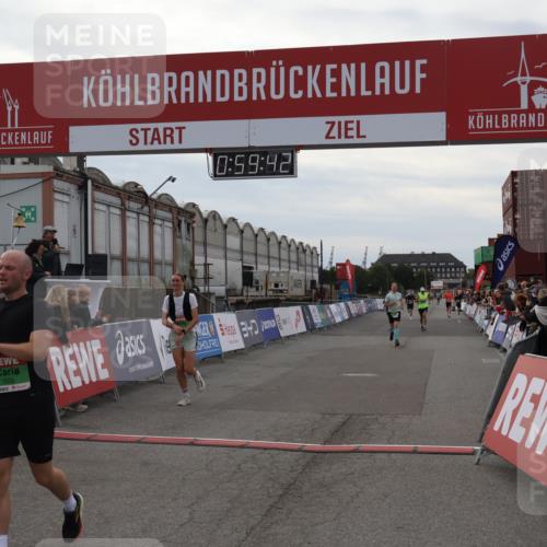 03.10.2025 - Köhlbrandbrückenlauf Julia Fischer http://msf.ph/oto/9025839 03.10.2025 15:59:42 Ziel 7025, 7048, 7059, 7083, 7187, 7193, 7225, 9113 meine-sportfotos.de