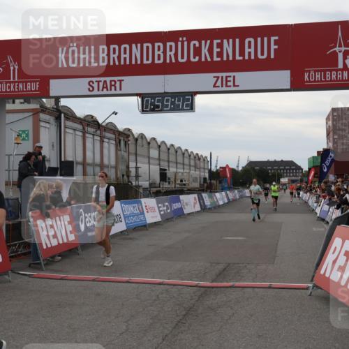 03.10.2025 - Köhlbrandbrückenlauf Julia Fischer http://msf.ph/oto/9025842 03.10.2025 15:59:43 Ziel 7025, 7048, 7059, 7083, 7187, 7193, 7225, 9113 meine-sportfotos.de