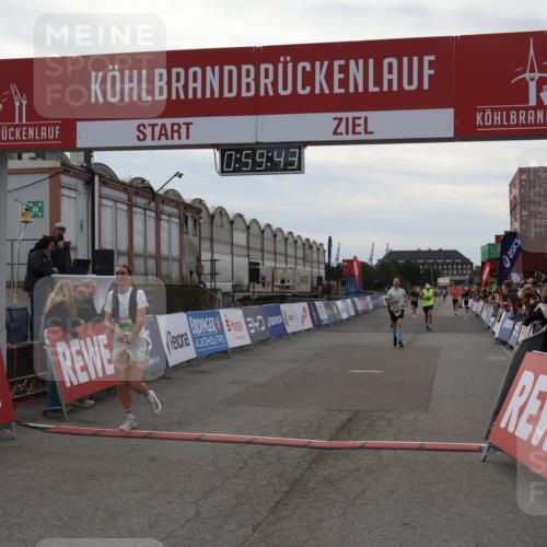 03.10.2025 - Köhlbrandbrückenlauf Julia Fischer http://msf.ph/oto/9025845 03.10.2025 15:59:43 Ziel 7025, 7048, 7059, 7083, 7187, 7193, 7225, 9113 meine-sportfotos.de