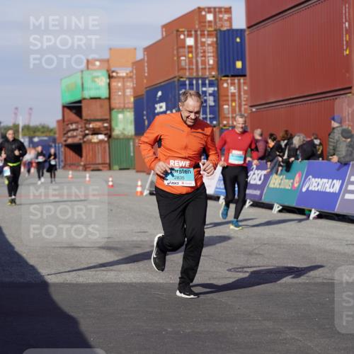 03.10.2025 - Köhlbrandbrückenlauf Michael Burmester http://msf.ph/oto/9025955 03.10.2025 10:29:18 Ziel 1781, 1791, 2258, 2321, 2835 meine-sportfotos.de