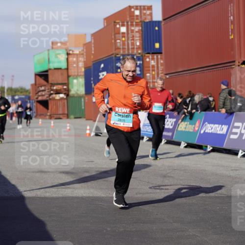 03.10.2025 - Köhlbrandbrückenlauf Michael Burmester http://msf.ph/oto/9025961 03.10.2025 10:29:18 Ziel 1781, 1791, 2258, 2321, 2835 meine-sportfotos.de