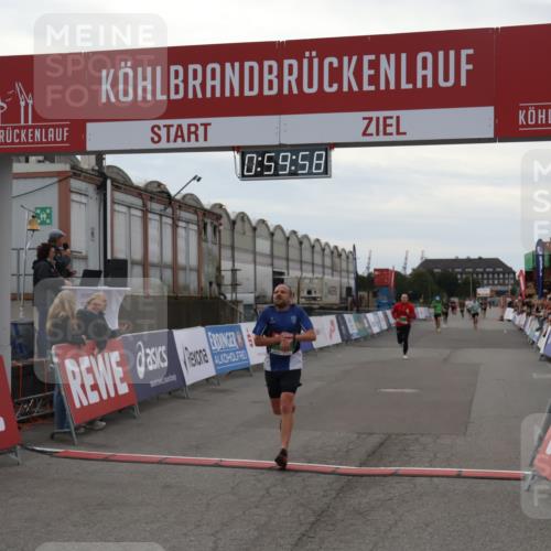 03.10.2025 - Köhlbrandbrückenlauf Julia Fischer http://msf.ph/oto/9025974 03.10.2025 15:59:58 Ziel 7165, 7185, 7269, 7450, 8915, 9101, 9113 meine-sportfotos.de
