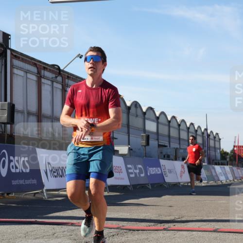 03.10.2025 - Köhlbrandbrückenlauf Luisa Fischer http://msf.ph/oto/9025995 03.10.2025 12:53:49 Ziel 4043, 4088, 6085, 6422, 6624 meine-sportfotos.de