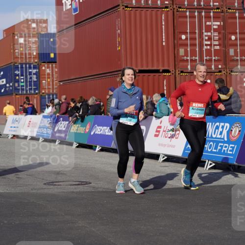 03.10.2025 - Köhlbrandbrückenlauf Michael Burmester http://msf.ph/oto/9026001 03.10.2025 10:29:21 Ziel 1791, 2258, 2321, 2835 meine-sportfotos.de