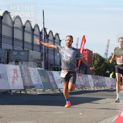 03.10.2025 - Köhlbrandbrückenlauf Luisa Fischer http://msf.ph/oto/9026013 03.10.2025 12:53:53 Ziel 4088, 6002, 6085, 6422, 6817 meine-sportfotos.de