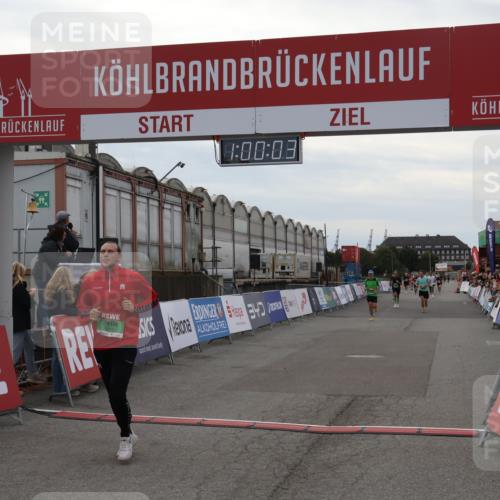 03.10.2025 - Köhlbrandbrückenlauf Julia Fischer http://msf.ph/oto/9026015 03.10.2025 16:00:03 Ziel 7165, 7185, 7269, 7329, 8783, 8915 meine-sportfotos.de