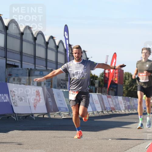 03.10.2025 - Köhlbrandbrückenlauf Luisa Fischer http://msf.ph/oto/9026019 03.10.2025 12:53:54 Ziel 4030, 4088, 6002, 6085, 6422, 6817 meine-sportfotos.de