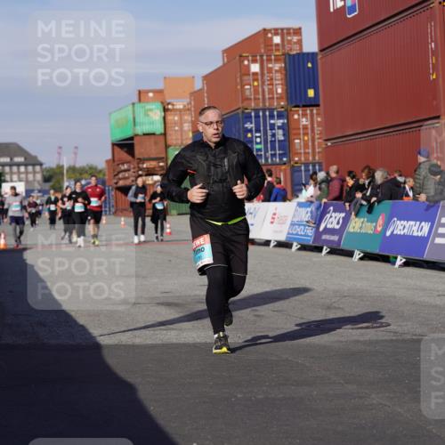 03.10.2025 - Köhlbrandbrückenlauf Michael Burmester http://msf.ph/oto/9026029 03.10.2025 10:29:25 Ziel 1791, 2258, 2321 meine-sportfotos.de