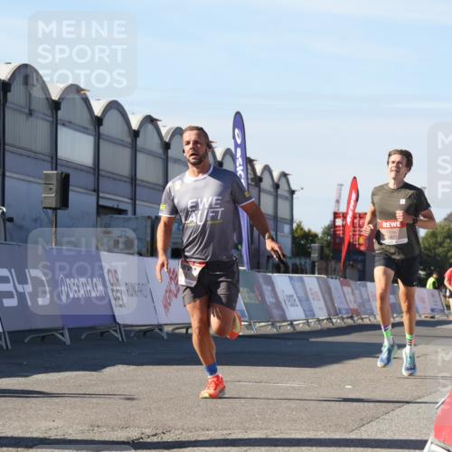 03.10.2025 - Köhlbrandbrückenlauf Luisa Fischer http://msf.ph/oto/9026030 03.10.2025 12:53:55 Ziel 4030, 4088, 6002, 6085, 6422, 6817 meine-sportfotos.de
