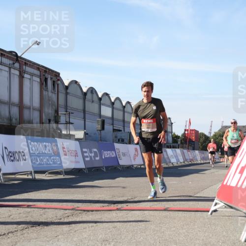 03.10.2025 - Köhlbrandbrückenlauf Luisa Fischer http://msf.ph/oto/9026053 03.10.2025 12:53:57 Ziel 4030, 4088, 5947, 6002, 6085, 6422, 6817 meine-sportfotos.de