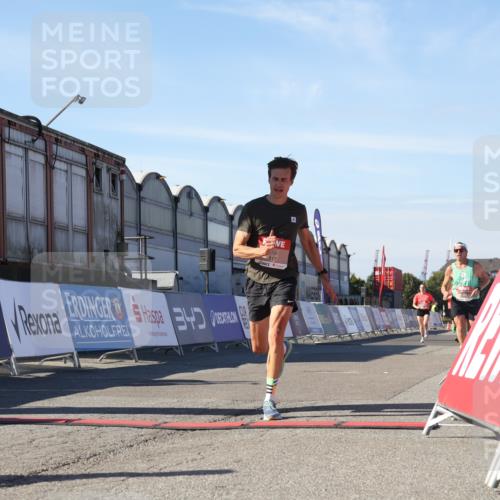 03.10.2025 - Köhlbrandbrückenlauf Luisa Fischer http://msf.ph/oto/9026057 03.10.2025 12:53:57 Ziel 4030, 4088, 5947, 6002, 6085, 6422, 6817 meine-sportfotos.de