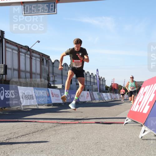 03.10.2025 - Köhlbrandbrückenlauf Luisa Fischer http://msf.ph/oto/9026063 03.10.2025 12:53:57 Ziel 4030, 4088, 5947, 6002, 6085, 6422, 6817 meine-sportfotos.de