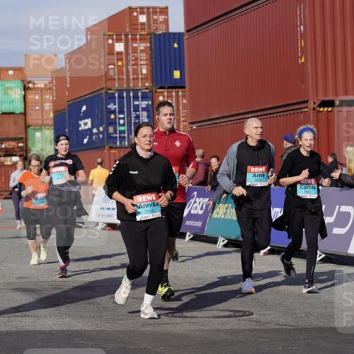 03.10.2025 - Köhlbrandbrückenlauf Michael Burmester http://msf.ph/oto/9026101 03.10.2025 10:29:34 Ziel 1824, 2070, 2135, 2204, 2526, 2534, 2557, 2769, 3729, 3754 meine-sportfotos.de