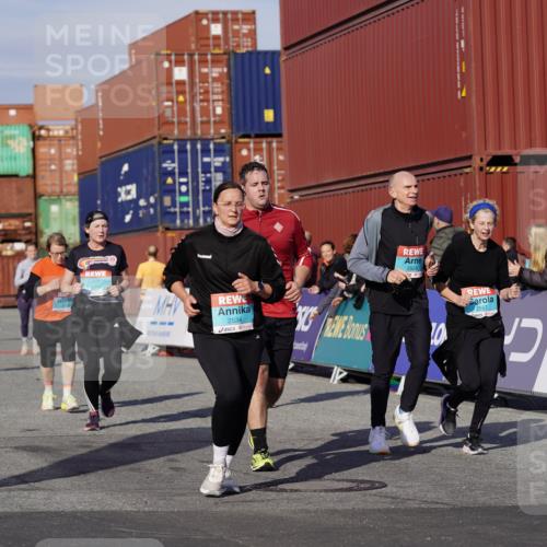 03.10.2025 - Köhlbrandbrückenlauf Michael Burmester http://msf.ph/oto/9026108 03.10.2025 10:29:34 Ziel 1824, 2070, 2135, 2204, 2526, 2534, 2557, 2769, 3729, 3754 meine-sportfotos.de