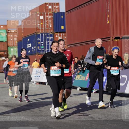 03.10.2025 - Köhlbrandbrückenlauf Michael Burmester http://msf.ph/oto/9026117 03.10.2025 10:29:34 Ziel 1824, 2070, 2135, 2204, 2526, 2534, 2557, 2769, 3729, 3754 meine-sportfotos.de