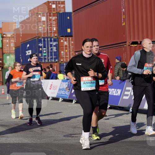 03.10.2025 - Köhlbrandbrückenlauf Michael Burmester http://msf.ph/oto/9026129 03.10.2025 10:29:34 Ziel 1824, 2070, 2135, 2204, 2526, 2534, 2557, 2769, 3729, 3754 meine-sportfotos.de